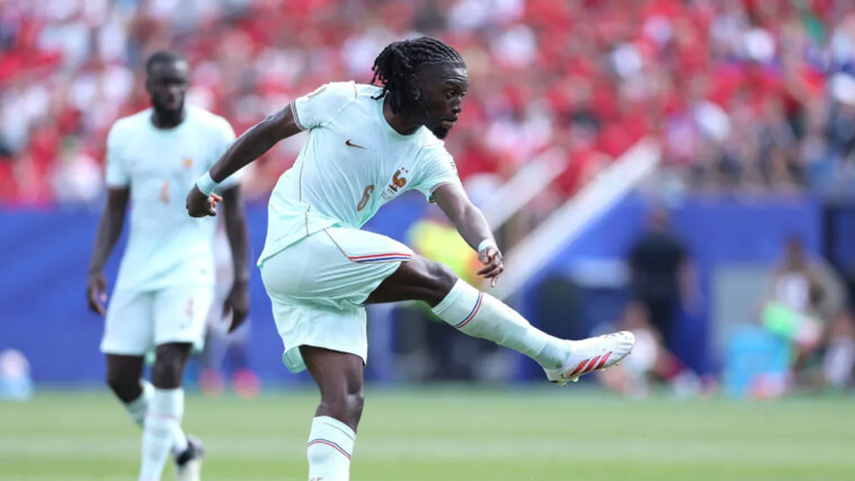Manchester United and Liverpool Vie for Roma Midfielder Manu Kone