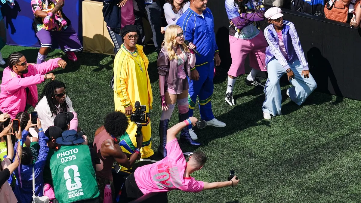 Ronaldo and Ronaldinho Feature in Controversial World Cup Final Halftime Show