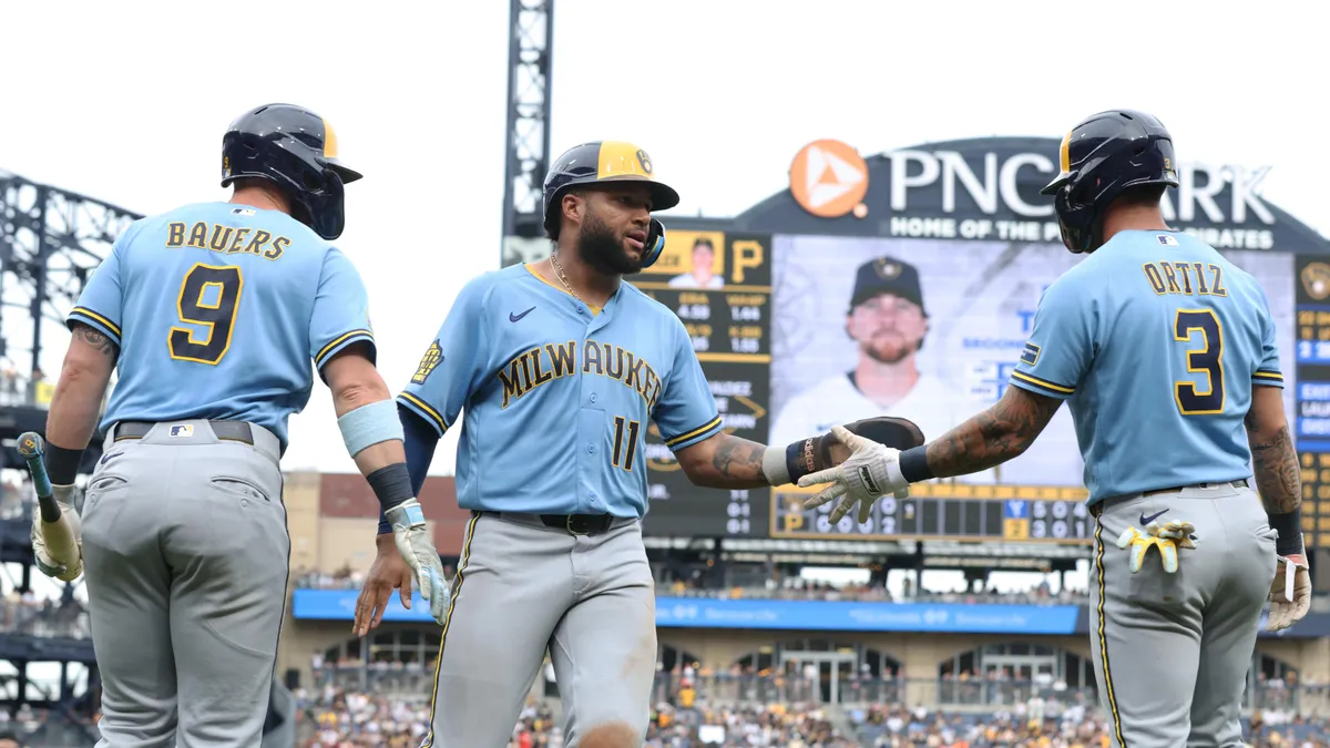 Pirates Sweep Brewers in Doubleheader with Narrow Victory
